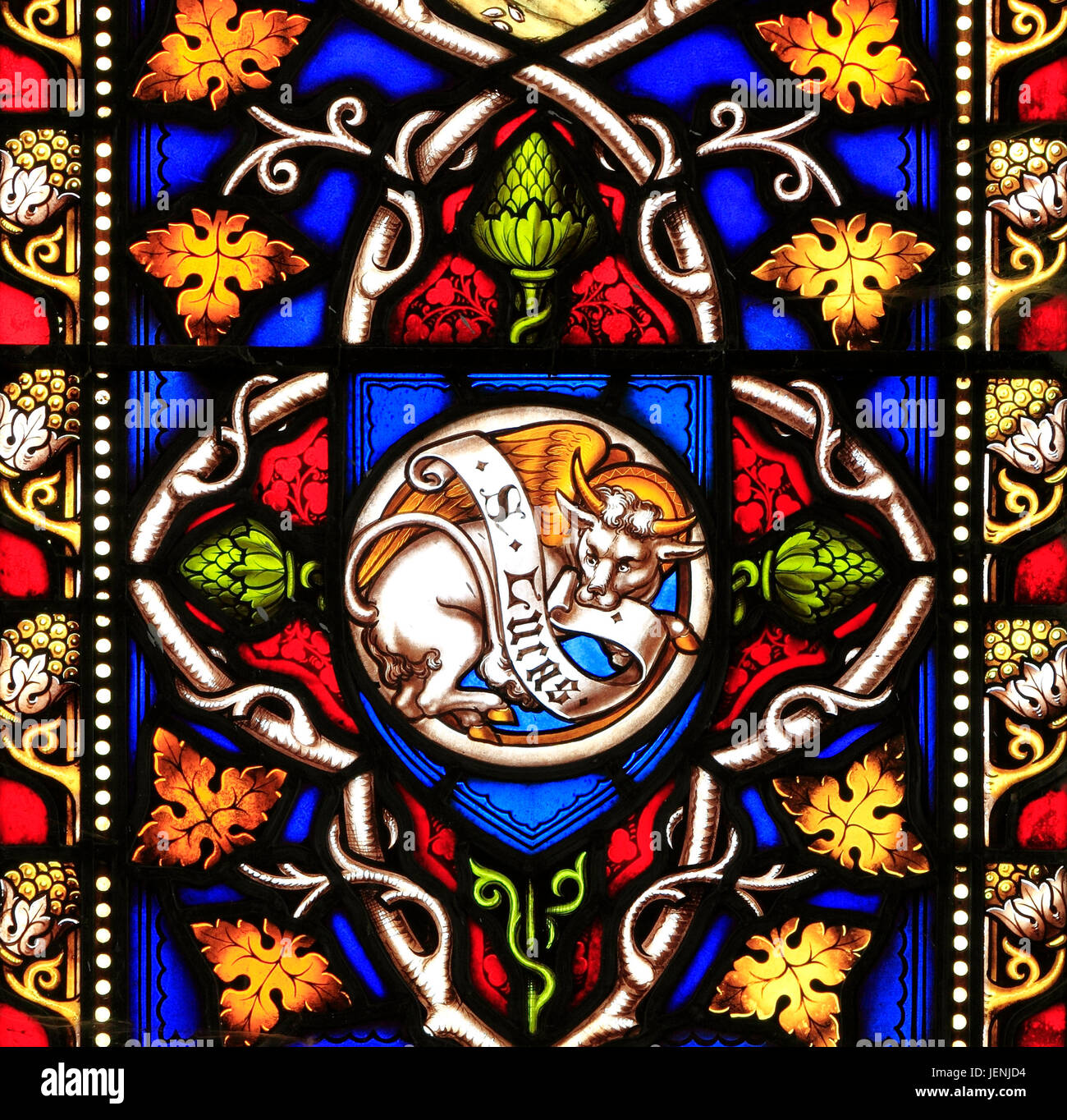 Symbole de l'évangéliste Saint Luc, Bull avec des ailes, ailé, vitrail par William Warrington, 1856, Champ Dalling, Norfolk, England, UK Banque D'Images