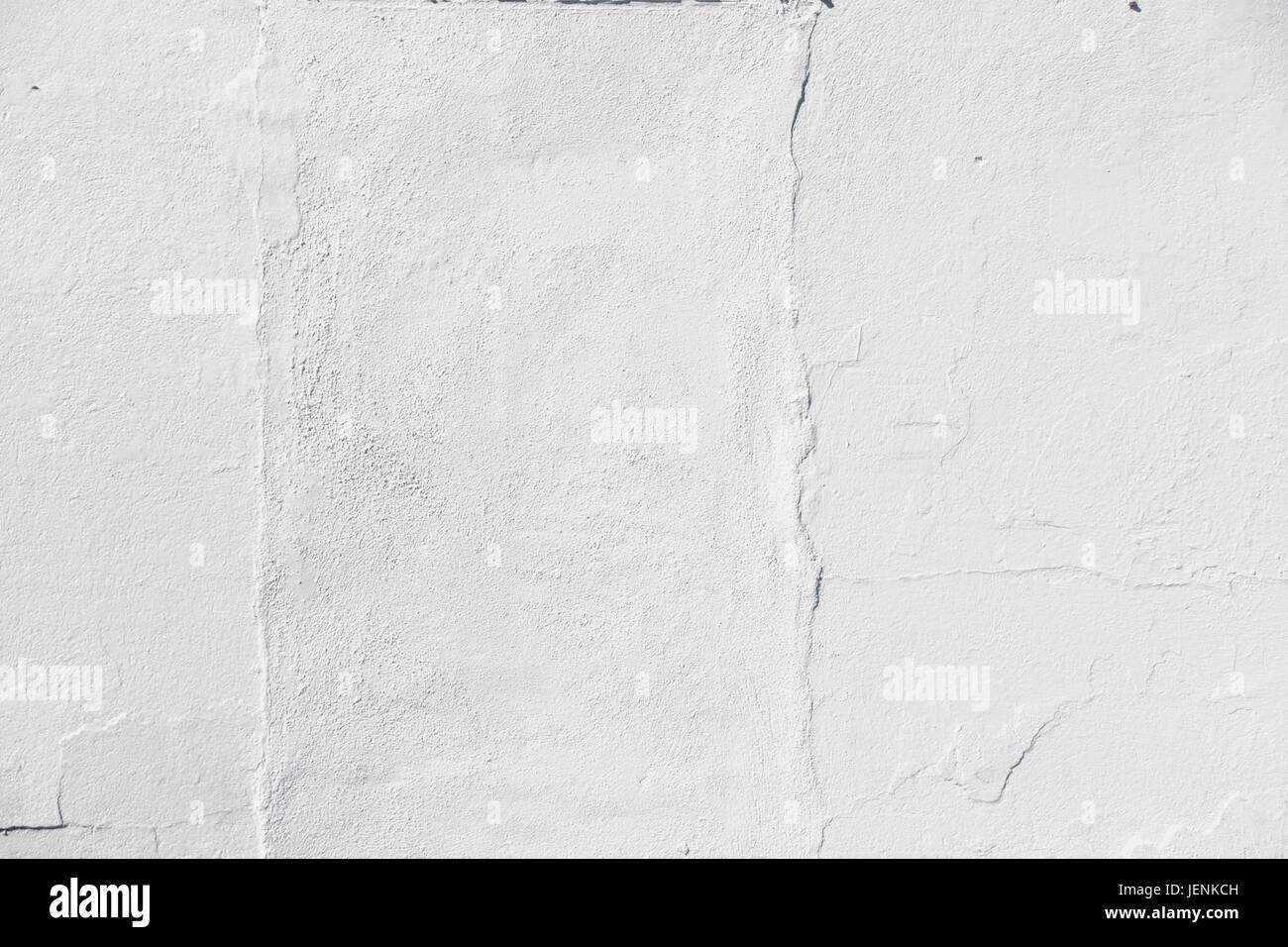 Mur en stuc peint en blanc avec des fissures Banque D'Images