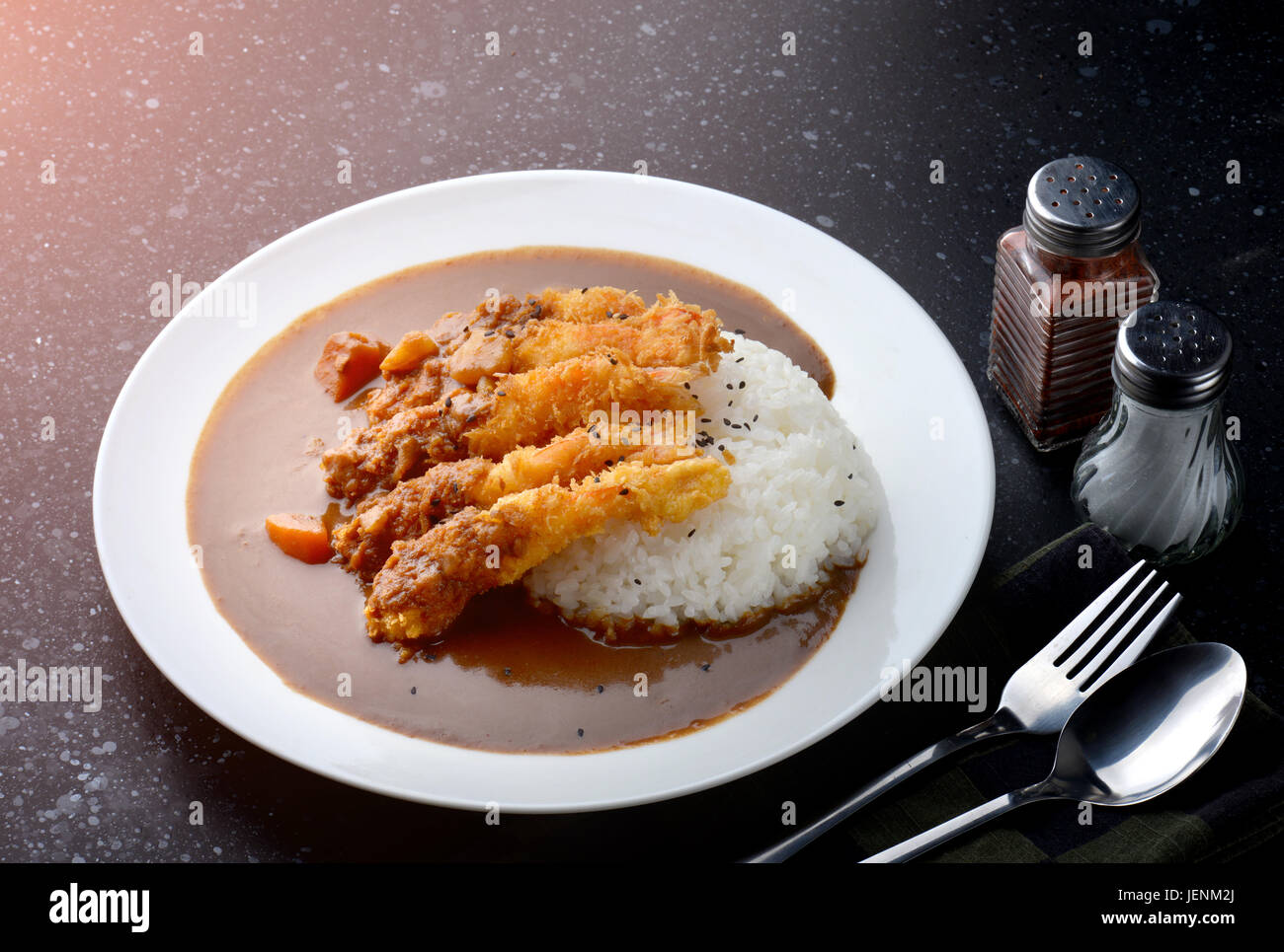 Riz au Curry et crevettes frits dans le style japonais ou en plaque blanche ebi kare prêt à manger. Banque D'Images