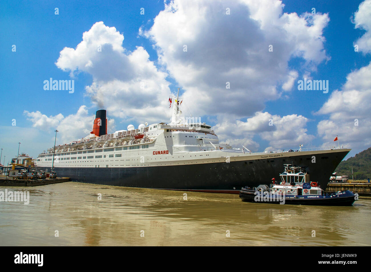 Le Queen Elizabeth 2 bateau de croisière dans son dernier transit du canal de Panama Banque D'Images