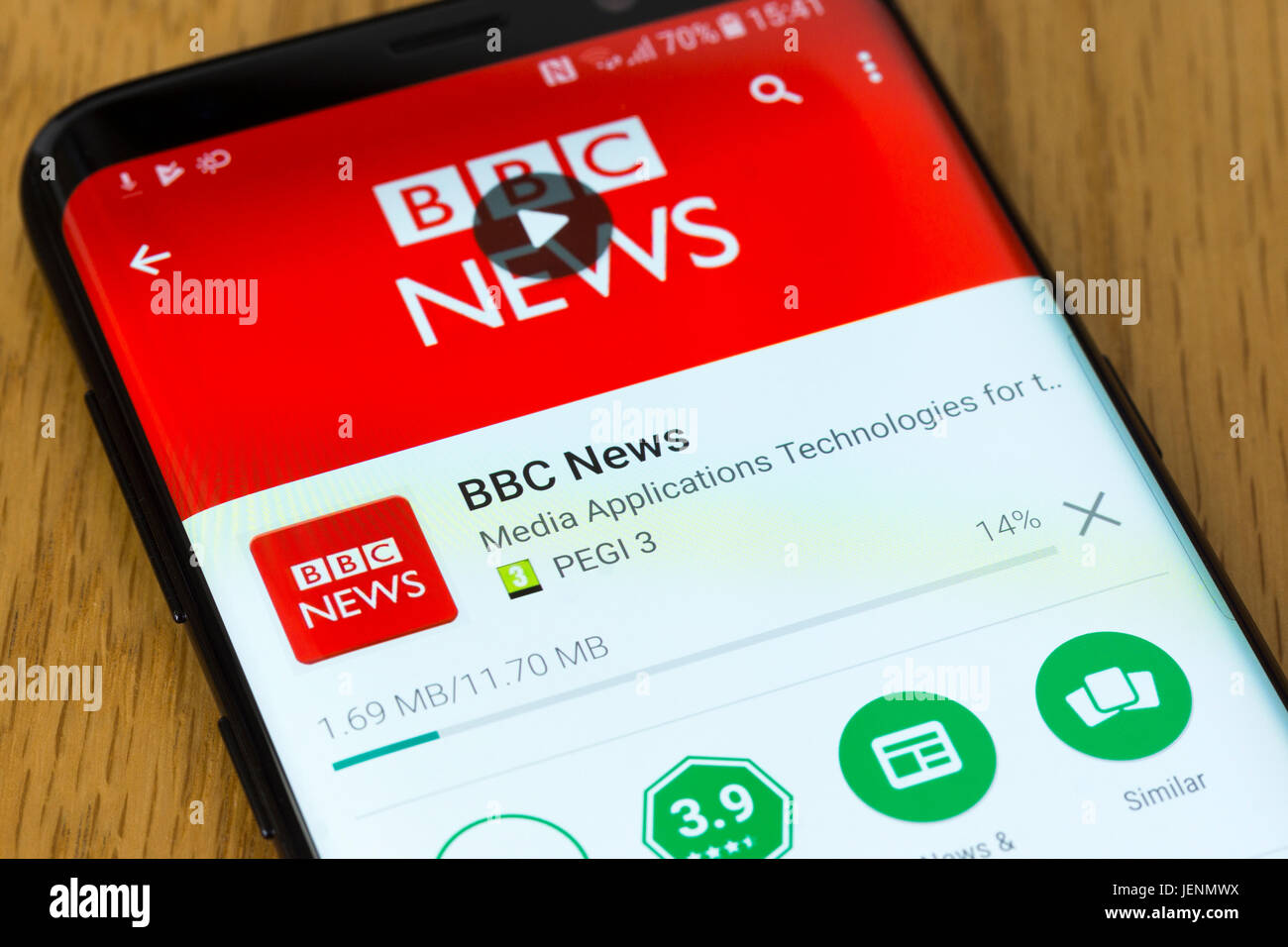 Un gros plan sur la BBC News app en cours de téléchargement sur un smartphone Banque D'Images