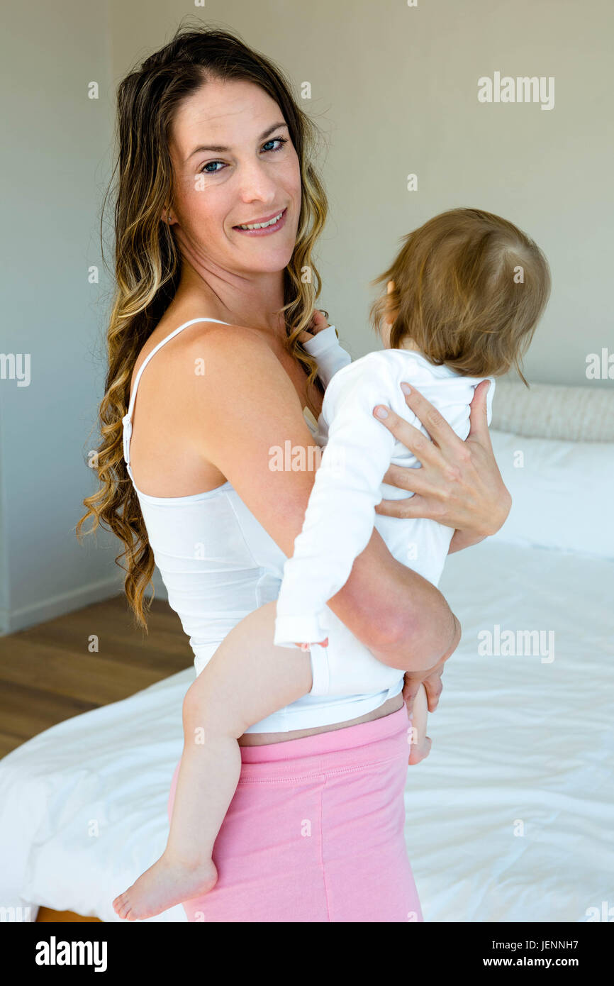Smiling woman holding a baby Banque D'Images