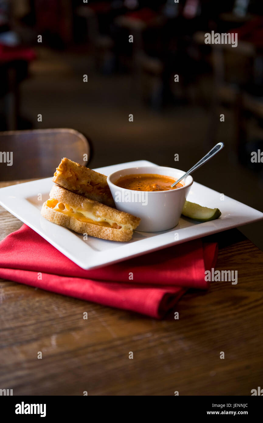 Sandwich au fromage avec soupe de tomate servi dans un restaurant décontracté Banque D'Images
