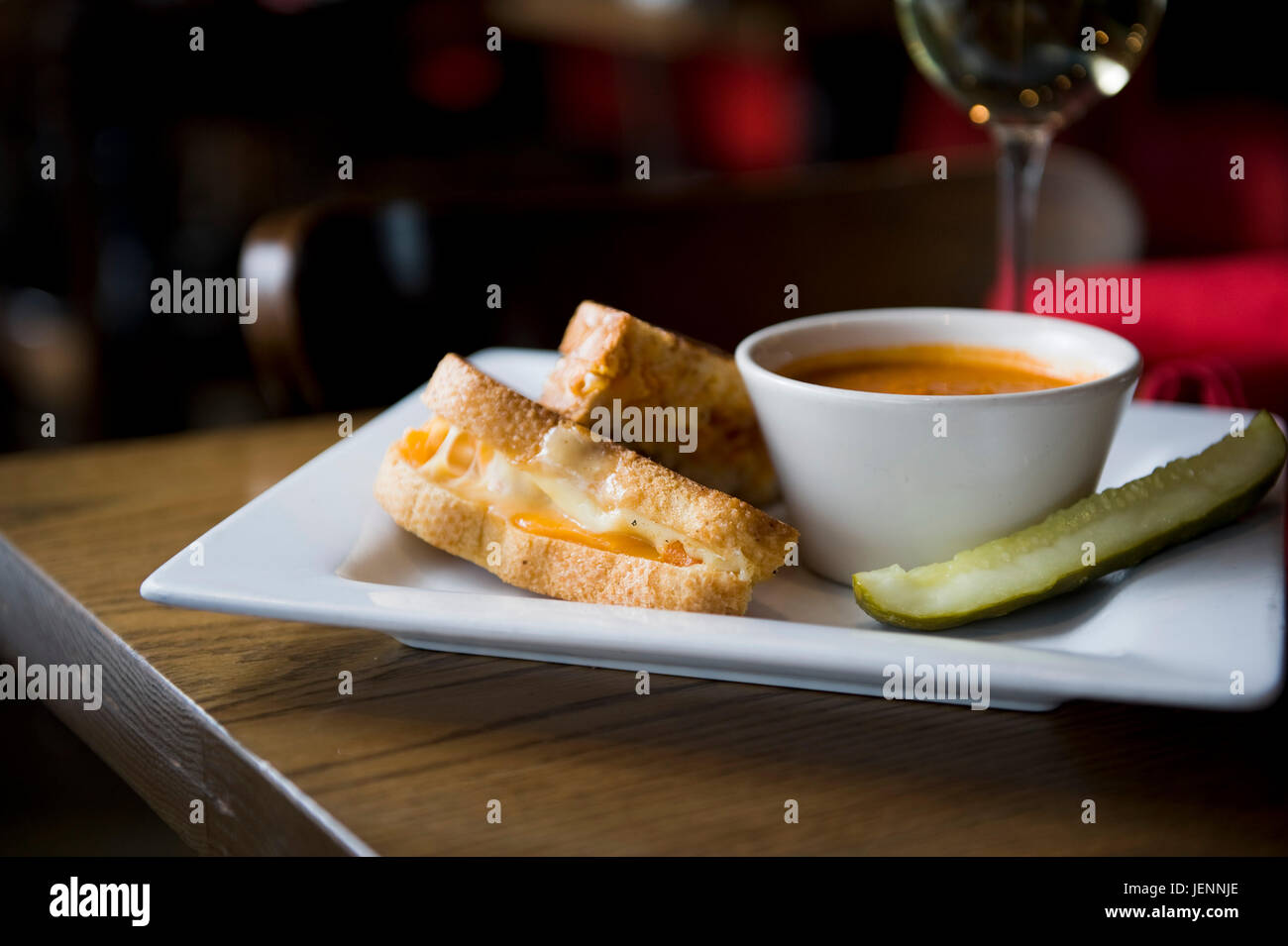 Sandwich au fromage avec soupe de tomate servi dans un restaurant décontracté Banque D'Images