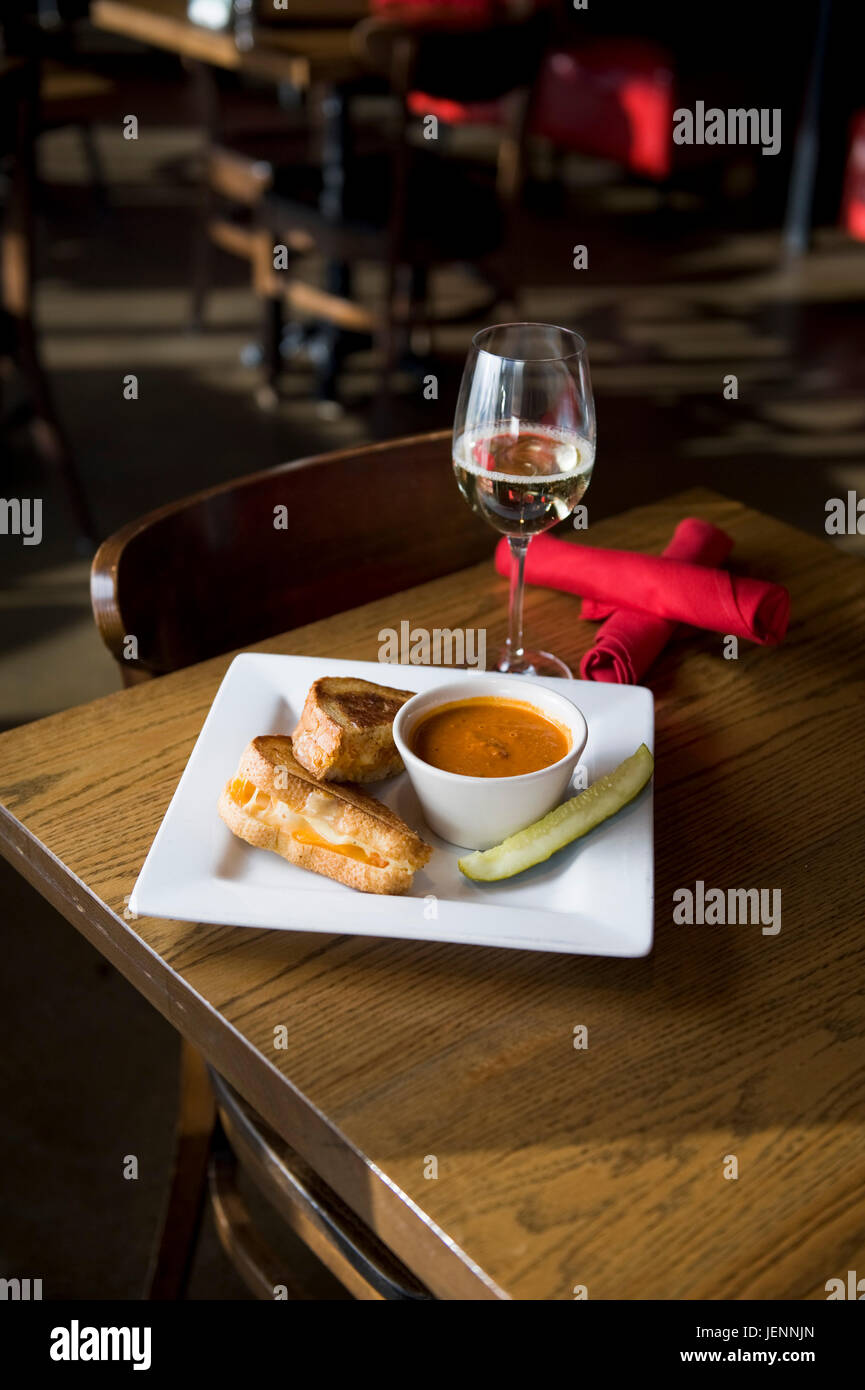 Sandwich au fromage avec soupe de tomate servi dans un restaurant décontracté Banque D'Images