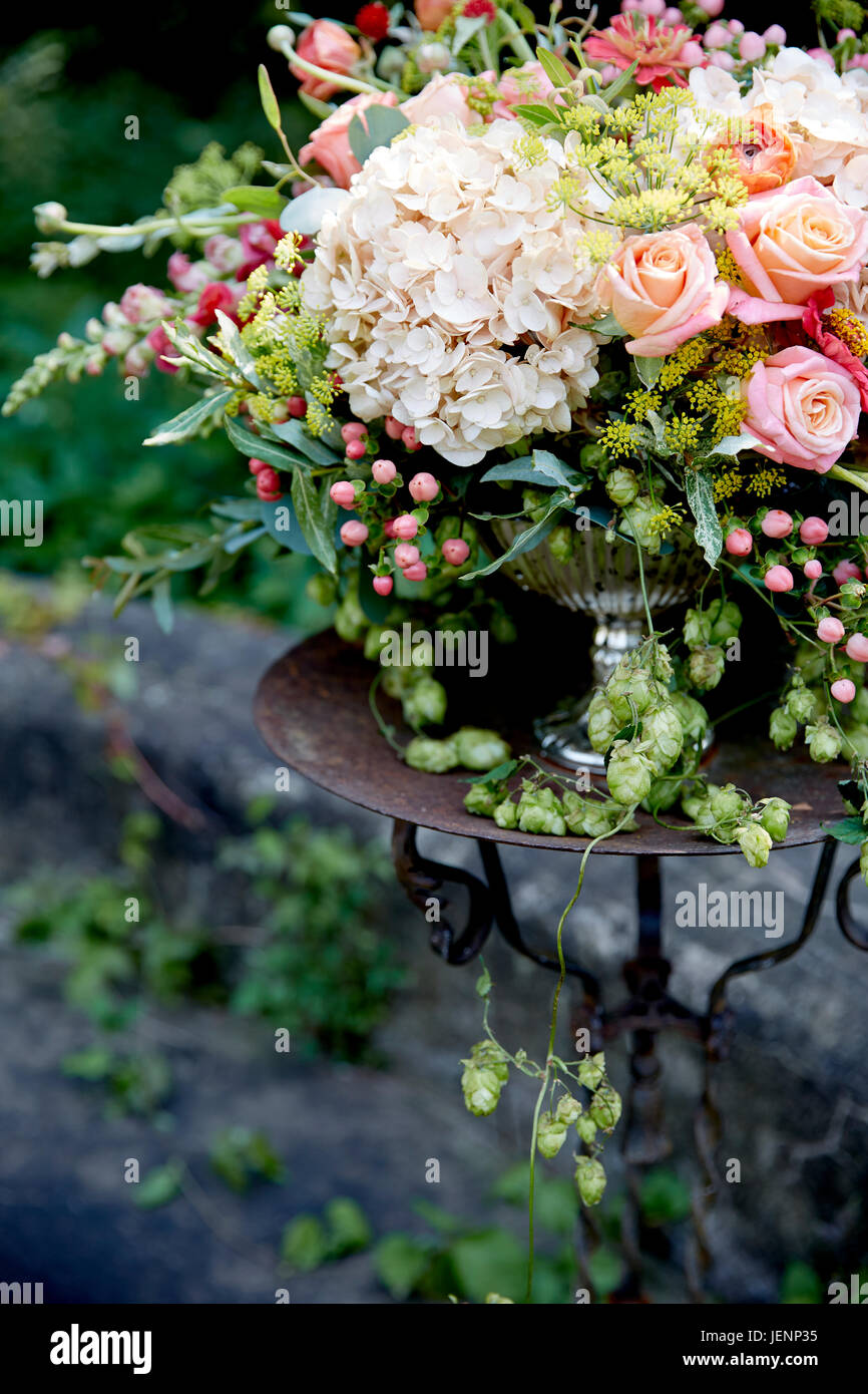 Centre De Table De Mariage Blanc Et Rose Avec Des Fleurs Dans Un