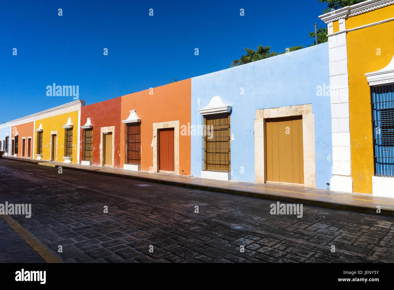 Rangée de bâtiments coloniaux historique dans le centre de Campeche, Mexique Banque D'Images