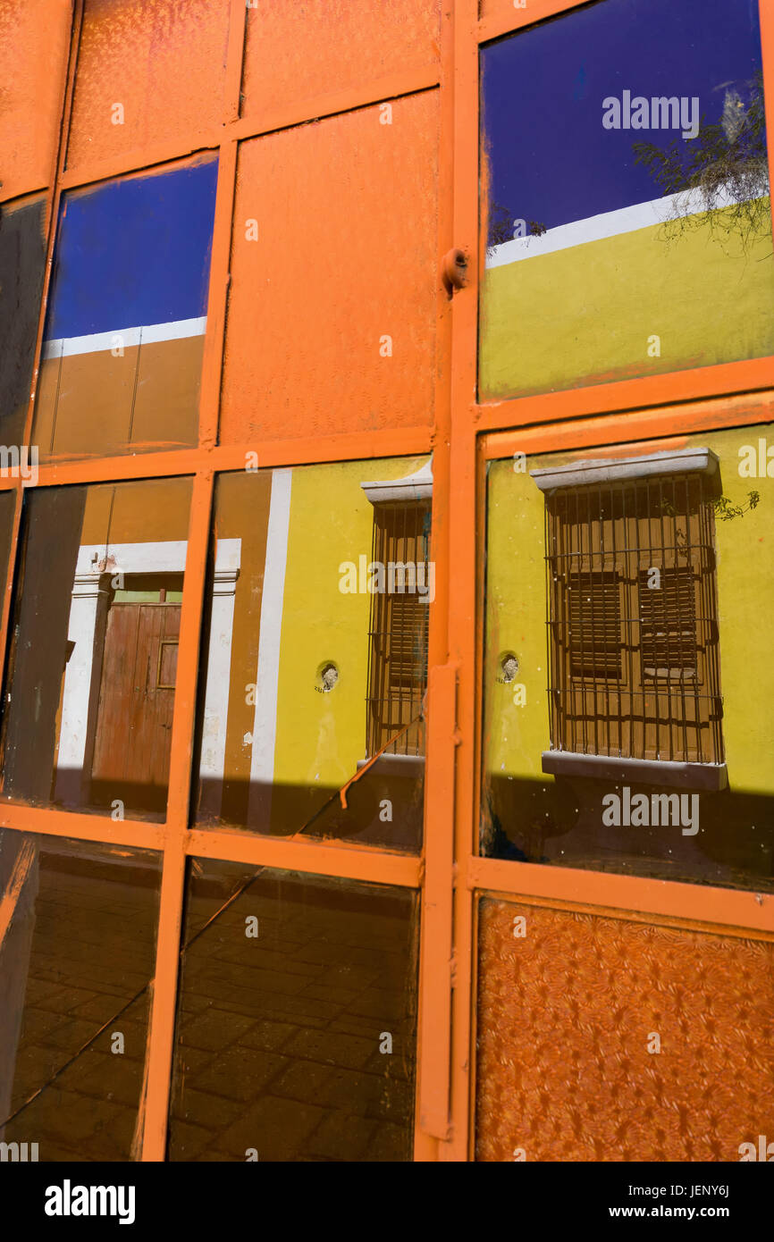 Reflets colorés de bâtiments coloniaux à Campeche, Mexique Banque D'Images