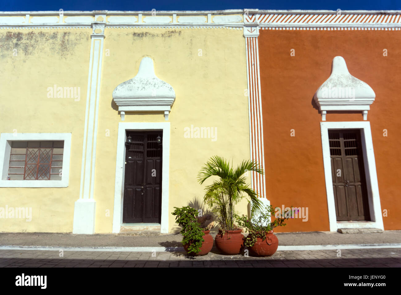 Vue de deux bâtiments historiques de couleur différente à Valladolid, Mexique Banque D'Images