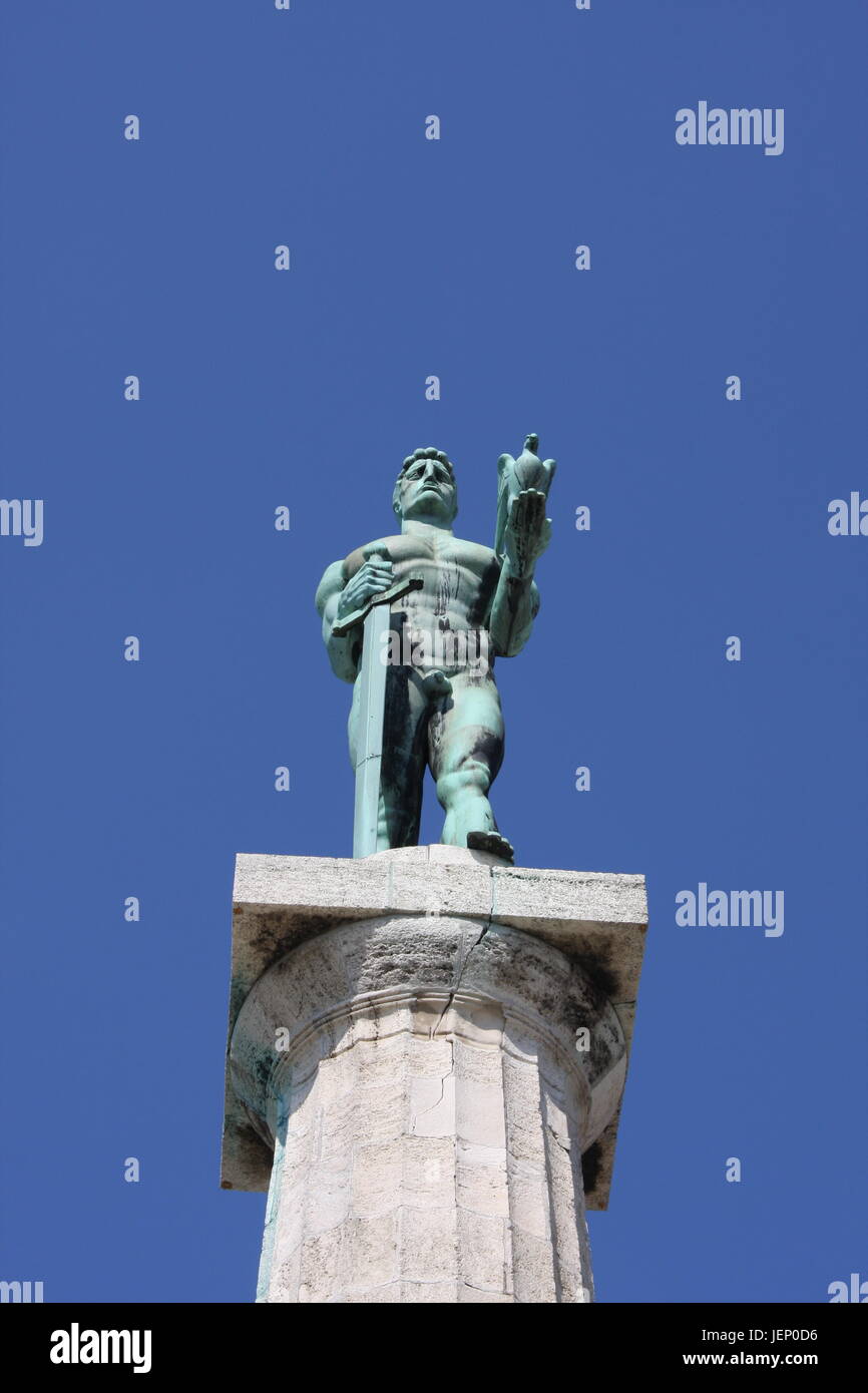 Monument sculpture du Belgrade Victor fait de bronze, situé en face du parc de Kalemegdan et la Save, quartier Zemun, Belgrade, Serbie. Banque D'Images