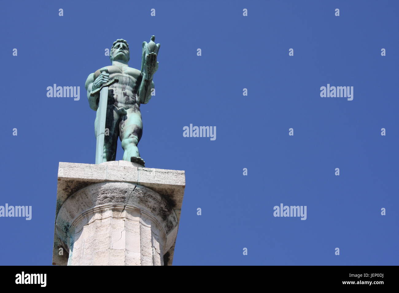 Monument sculpture du Belgrade Victor fait de bronze, situé en face du parc de Kalemegdan et la Save, quartier Zemun, Belgrade, Serbie. Banque D'Images