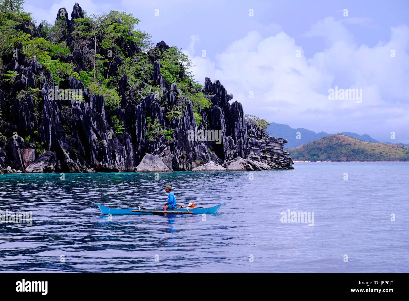 Un pêcheur philippin traditionnel bateau en bateau le long de la Banka Outrigger Reef Alcatraz dans l'île de Coron dans l'Îles Calamian dans le nord de Palawan des Philippines Banque D'Images