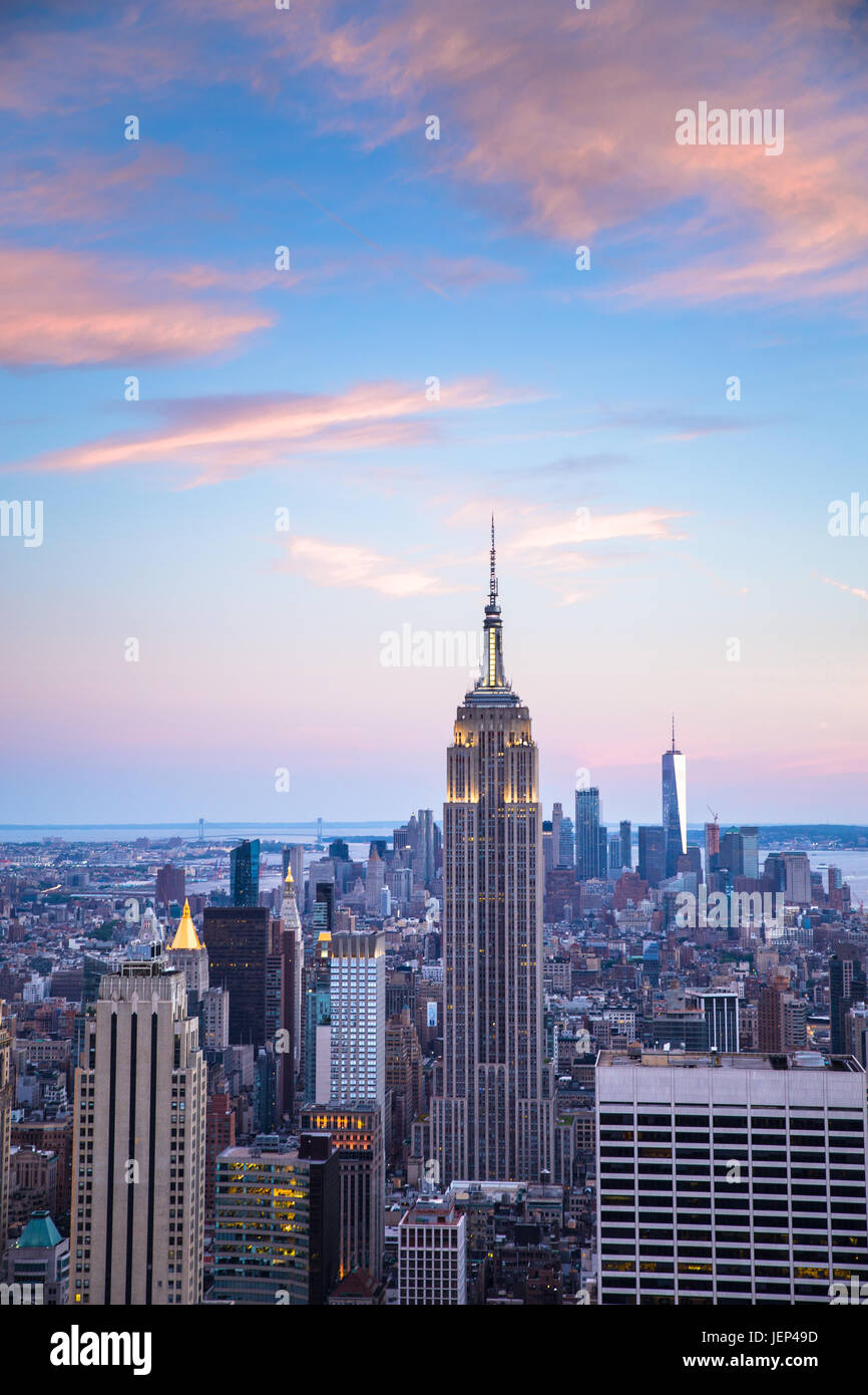 Vue du coucher de soleil de la ville de New York vu de Manhattan à la recherche en direction du centre-ville, Banque D'Images