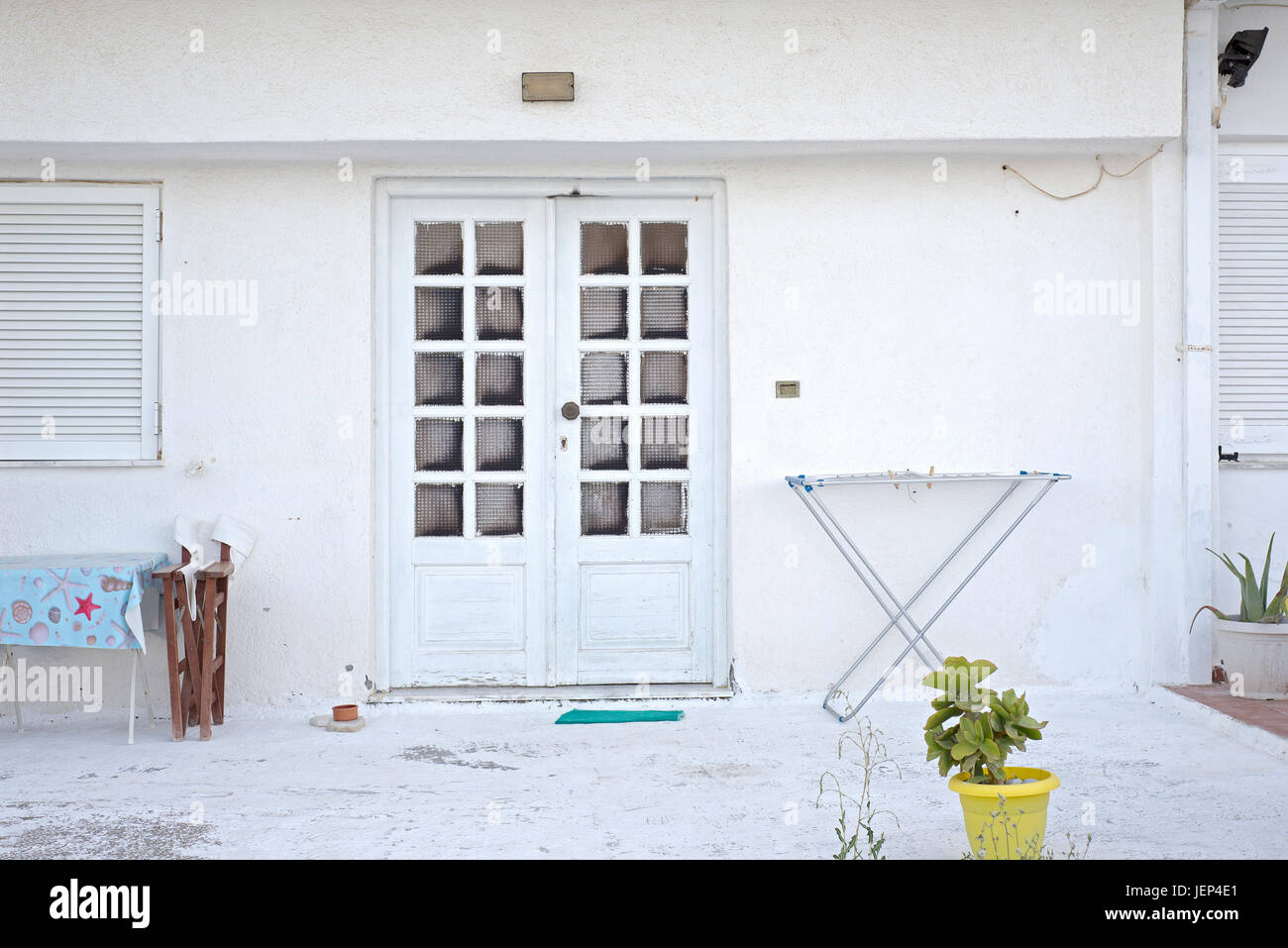 Façade de maison de pots,clothing rack sèche-linge, table et chaises Banque D'Images
