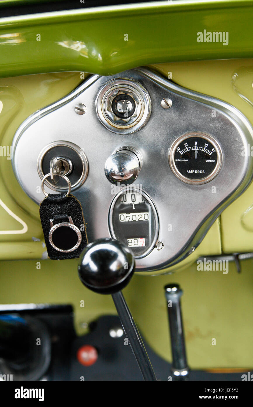 Tableau de bord de voiture vintage, close-up Banque D'Images