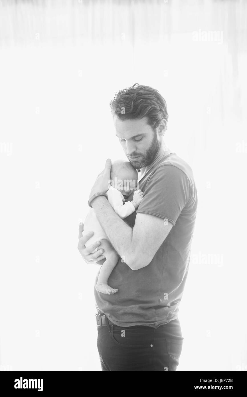 Mid adult man with newborn baby Banque D'Images