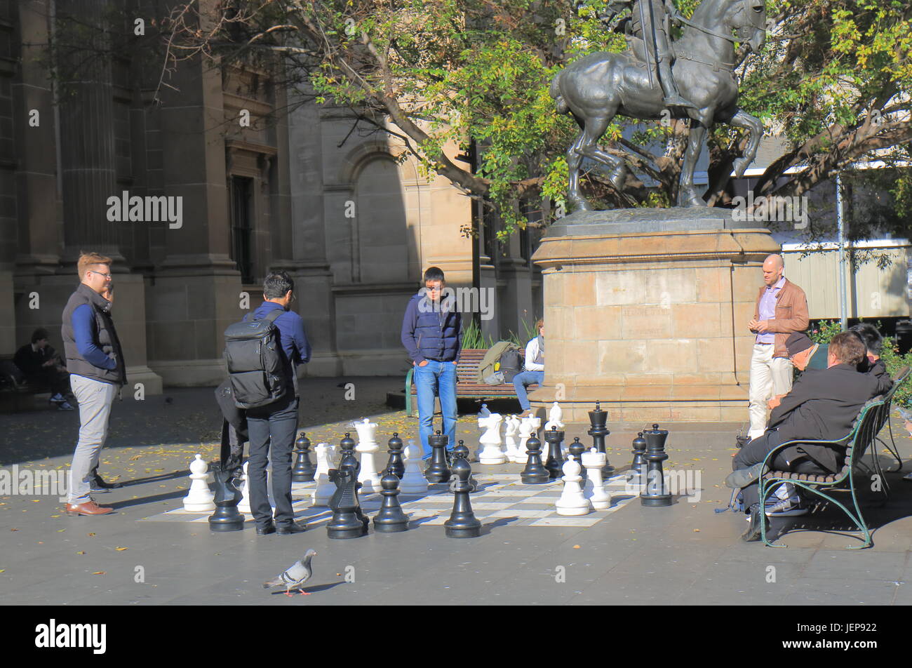 Les gens jouent aux échecs de la rue au centre-ville de Melbourne en Australie. Banque D'Images