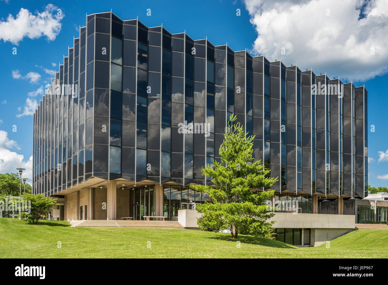 De l'EXTÉRIEUR D'Angelo Law Library de l'Université de Chicago. Conçu par le célèbre architecte moderniste Eero Saarinen. Banque D'Images