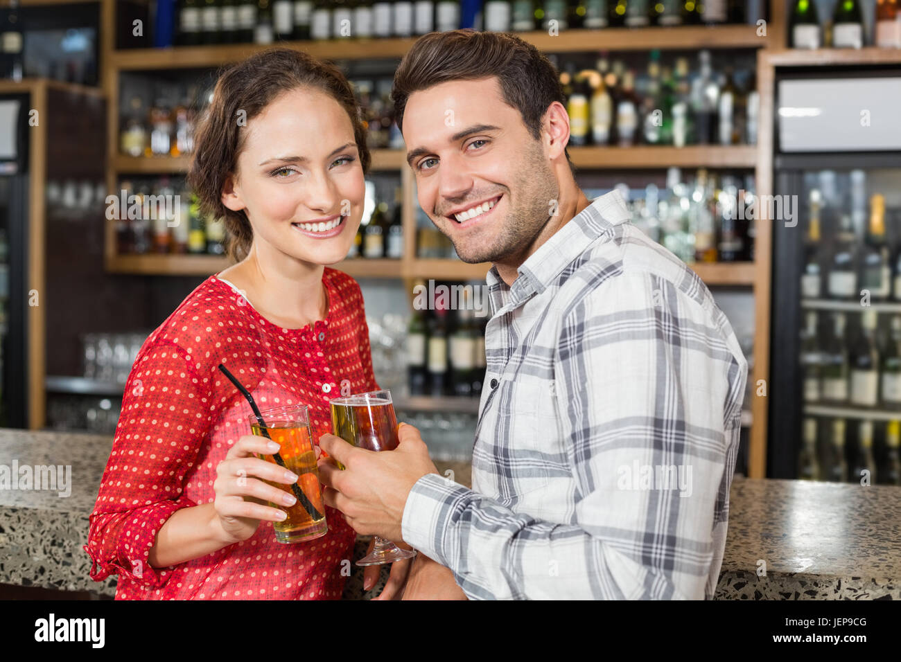 Couple toasting with beers Banque D'Images