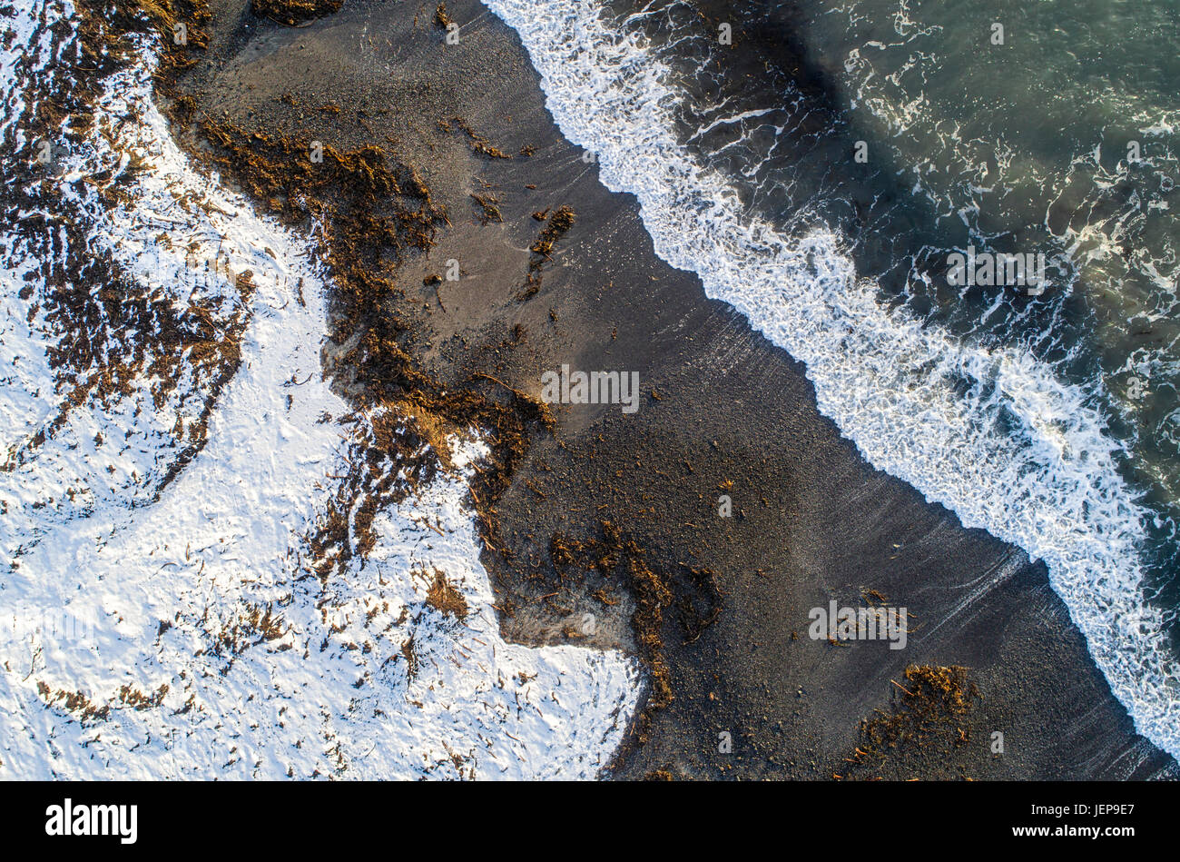 L'image aérienne d'une plage enneigée à l'onde d'entrée Banque D'Images