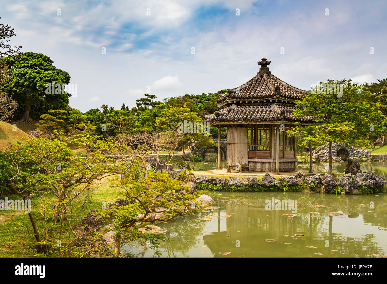 Les jardins de Shikinaen, une ancienne résidence royale sont situés sur une petite colline au sud de Château Shuri à Naha, Okinawa, Japon. Banque D'Images