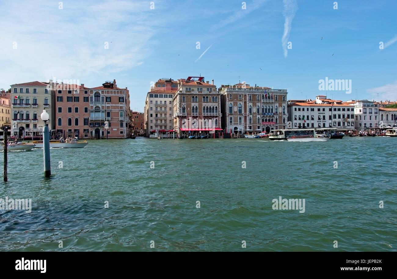 Venezia Veneto Italia vue depuis la Fondamenta della Salute sur le Canal Grande, visible sur la droite Ca' Giustinian le vieux palais siège du Venic Banque D'Images