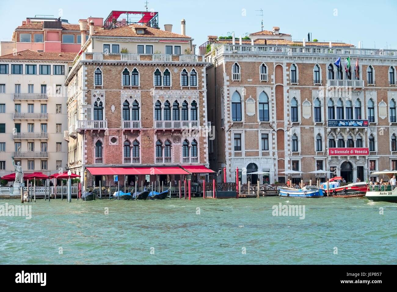 Venise Vénétie Italie Vue sur la façade de palais sur le Grand Canal. Ca' Giustinian construit dans la deuxième moitié du XV siècle, siège de la 'la Bienna Banque D'Images