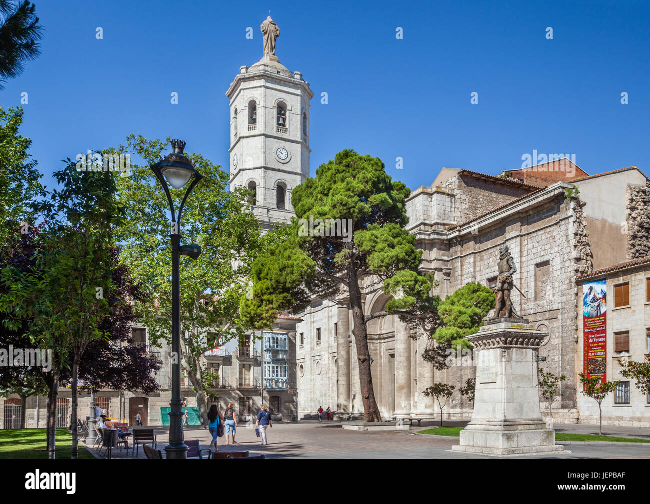 L'Espagne, Castille et León, Valladolid, Plaza de la Universidad avec Cervantes und memorial vue de la partie inachevée de la cathédrale de Valladolid Banque D'Images