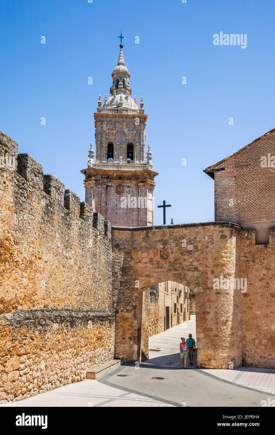 L'Espagne, Castille et Léon, Burgo de Osma, mur de la ville et de la porte avec le clocher de la Cathédrale Banque D'Images