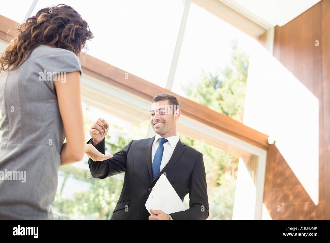 Agent immobilier les clés donnant Banque D'Images
