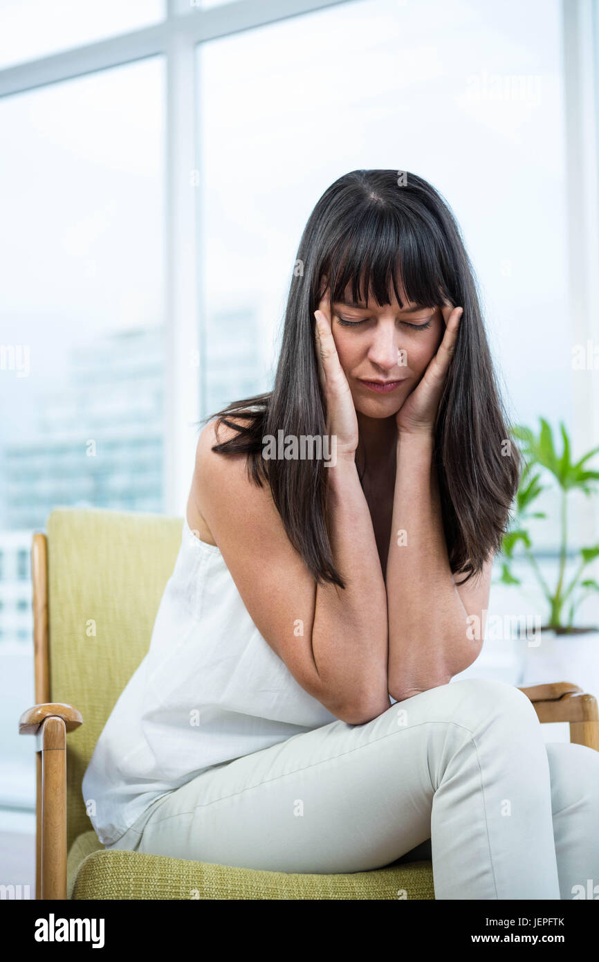 Pregnant woman sitting avec maux de tête Banque D'Images