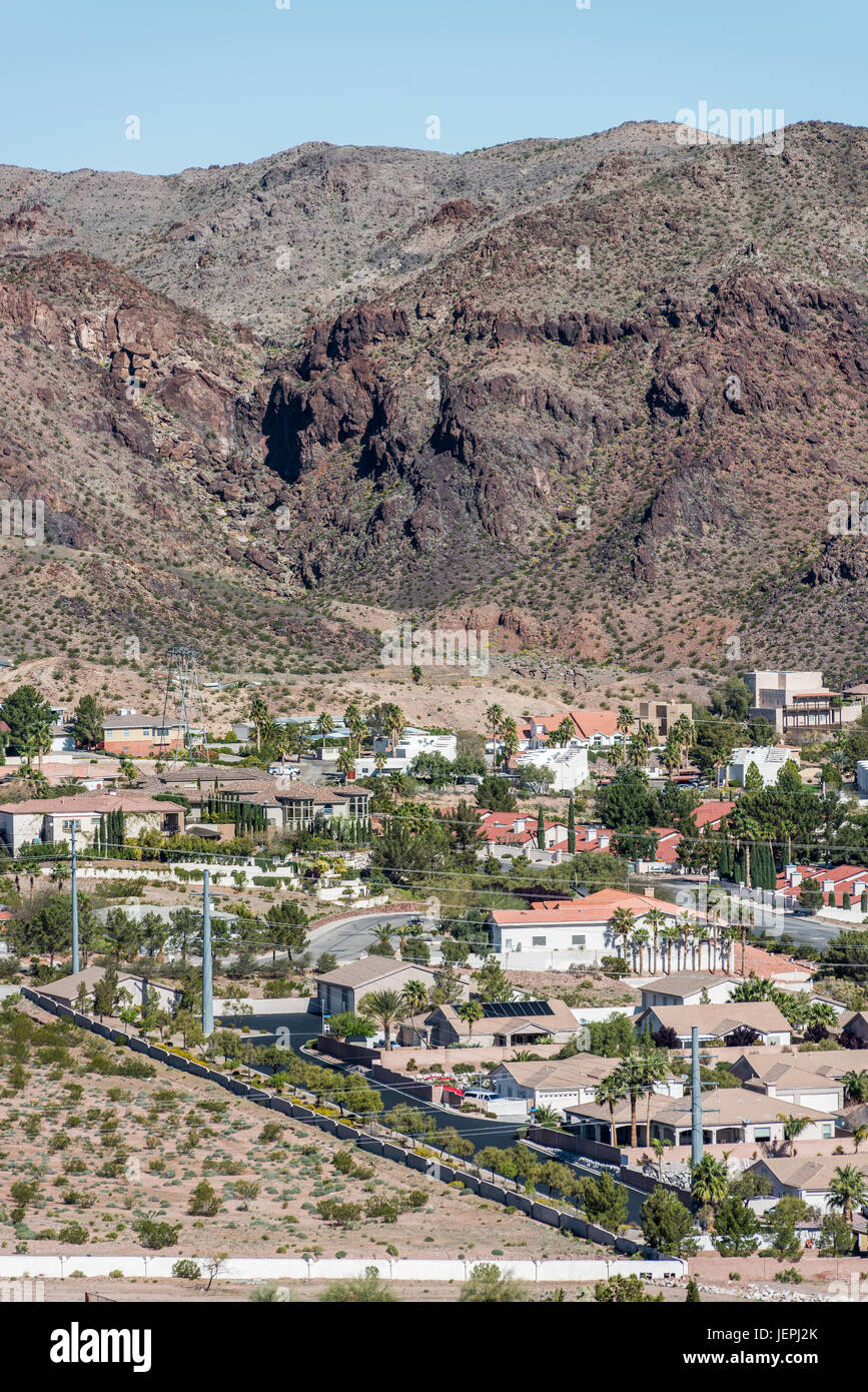 Vue de la ville de Boulder City avec montagnes en arrière-plan Banque D'Images