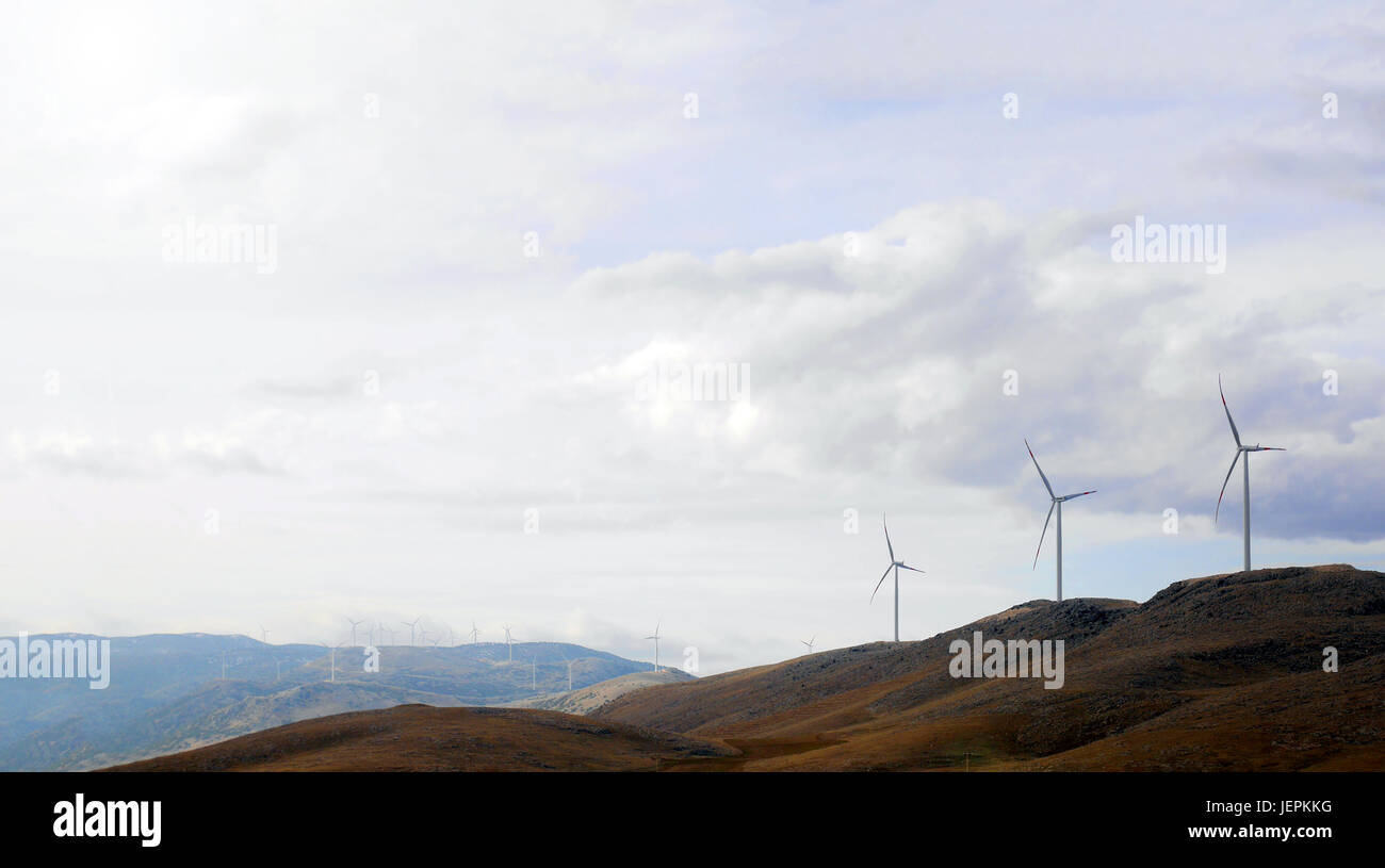 De nombreuses éoliennes au sommet des montagnes Banque D'Images