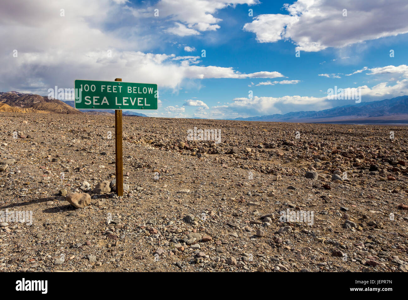 Signe du niveau de la mer, à 100 pieds au-dessous du niveau de la mer, le long de la State Route 190 à Badwater Road, Death Valley National Park, Death Valley, Californie Banque D'Images