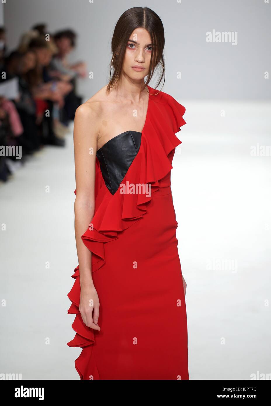 Sur un modèle de défilé designer Lama Jouni 19e 17 févr. Banque D'Images