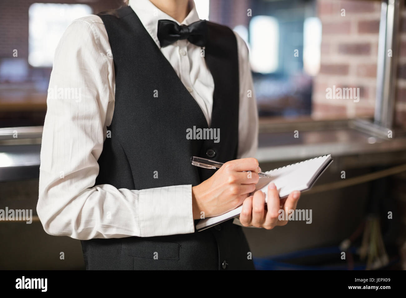 Barman prendre une commande Banque D'Images