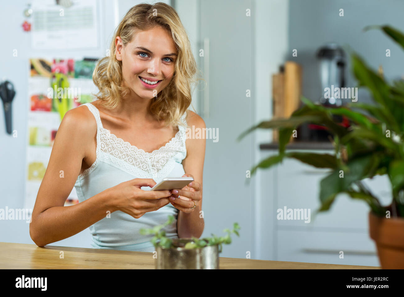 Portrait of young woman holding mobile phone Banque D'Images