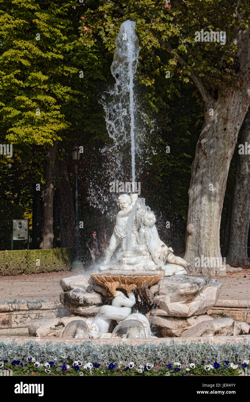 Aranjuez, Espagne - 16 octobre 2016 : Belle fontaine près du Palais Royal d'Aranjuez, situé dans le site Royal et de la ville d'Aranjuez, Banque D'Images