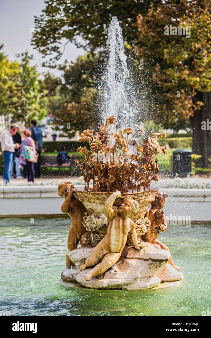 Aranjuez, Espagne - 16 octobre 2016 : Belle fontaine près du Palais Royal d'Aranjuez, situé dans le site Royal et de la ville d'Aranjuez, Banque D'Images
