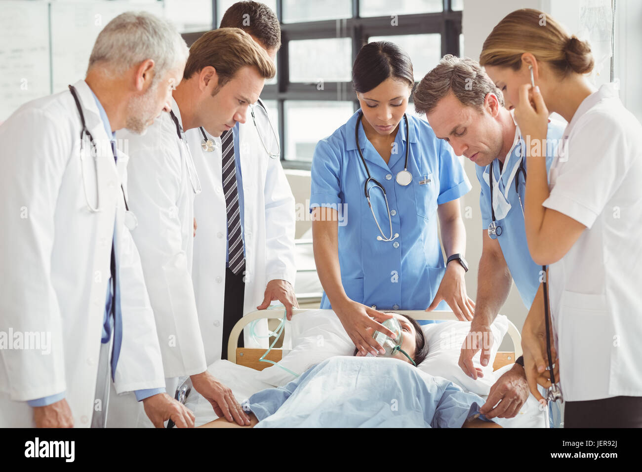 Examiner les médecins du patient de sexe féminin Banque D'Images