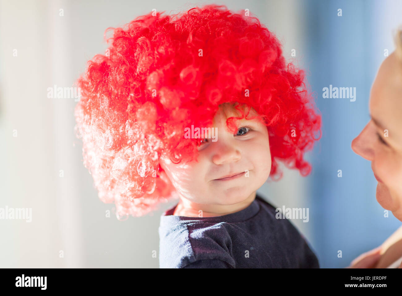 Baby Boy wearing red perruque Banque D'Images