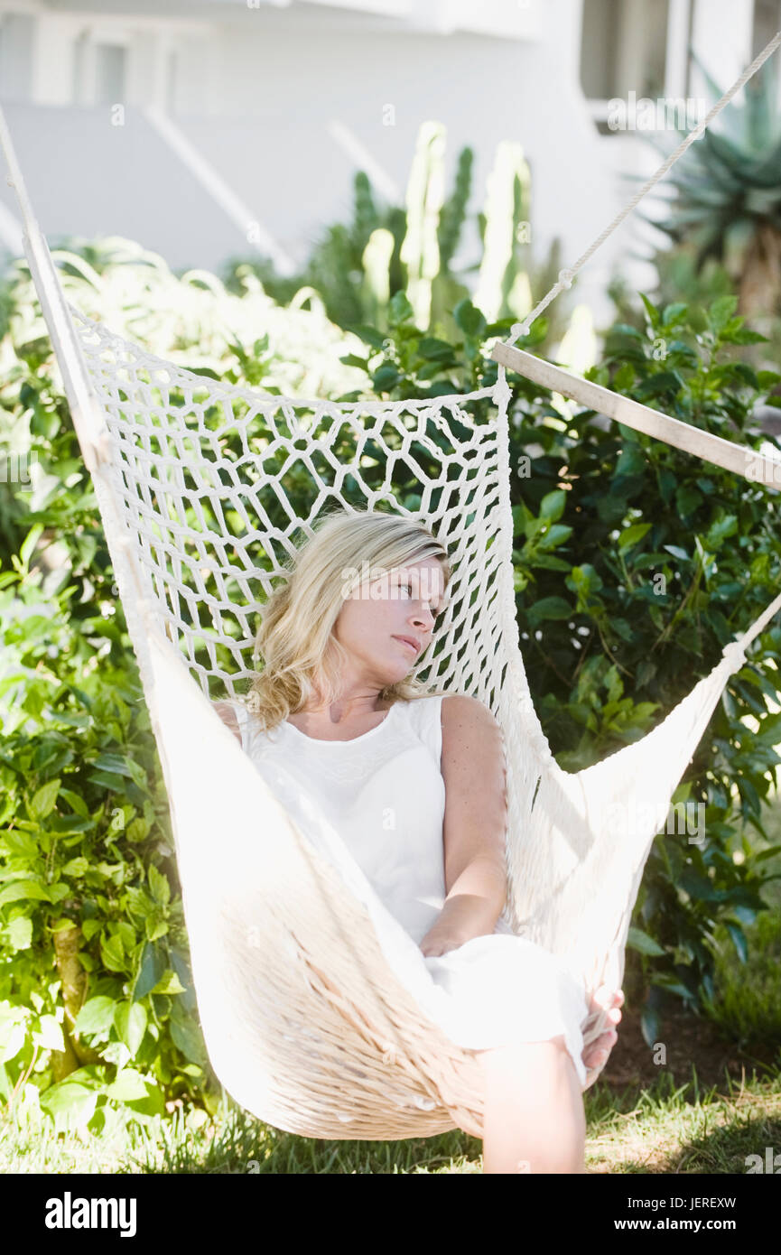 Woman relaxing in hammock Banque D'Images