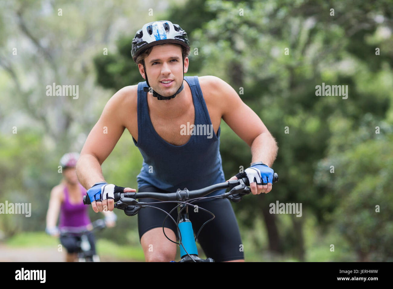 Man riding vélo sur sentier en forêt Banque D'Images