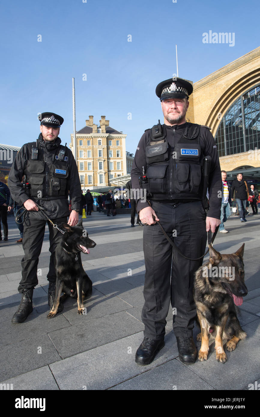 Chien de la Police métropolitaine, l'unité à l'extérieur de la gare de Kings Cross, Londres, Angleterre, Royaume-Uni Banque D'Images