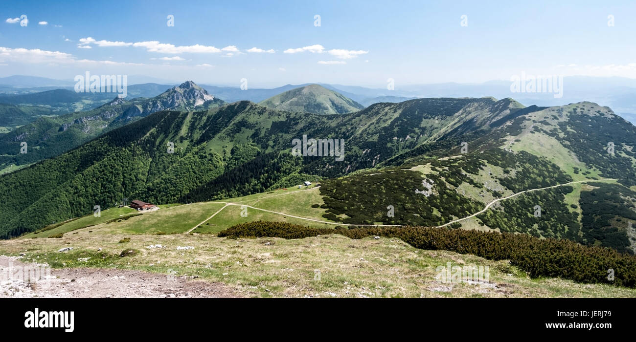 Panorama de montagnes spectaculaires avec mala fatra main ridge de chleb à maly rozsutec hill à partir de la plus haute colline de montagnes mala fatra - velky krivan - d Banque D'Images