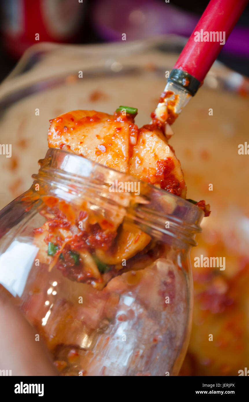 Remplir un bocal en verre avec du kimchi. Banque D'Images