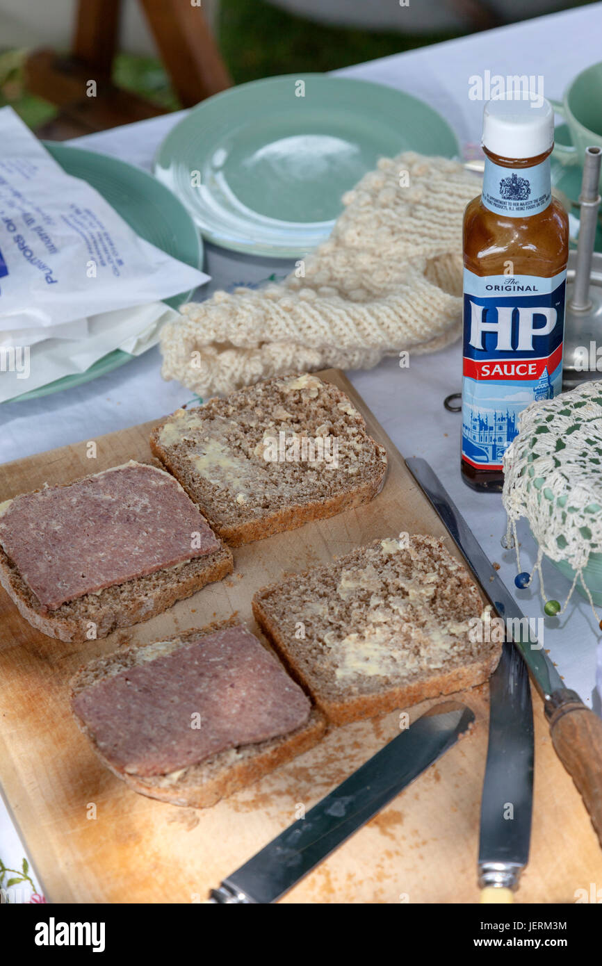 Le corned-beef Sandwiches avec bouteille de sauce HP sur une maquette avec couverts et vaisselle à partir des années 1940. Banque D'Images