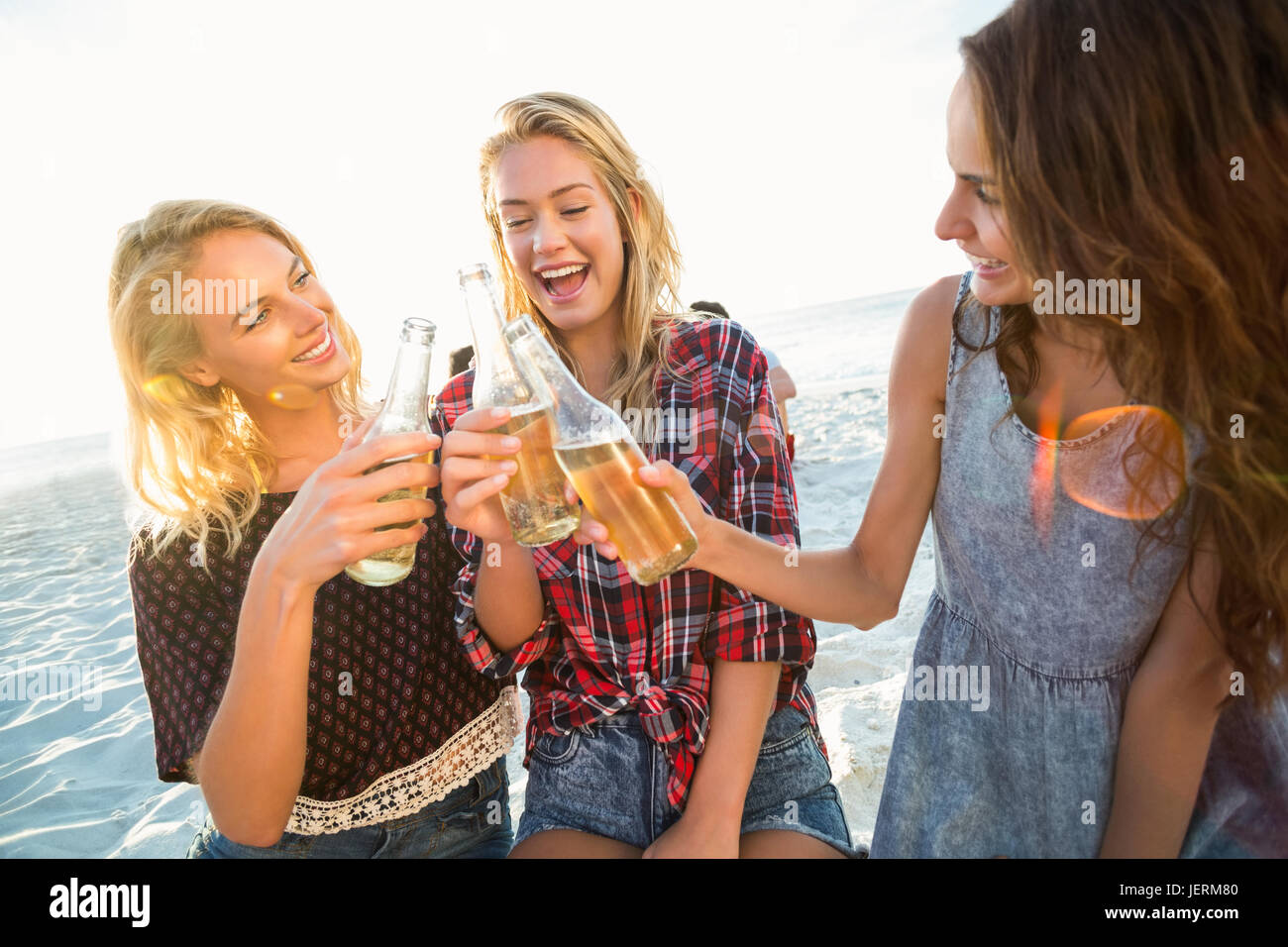 Friends toasting sur la plage Banque D'Images