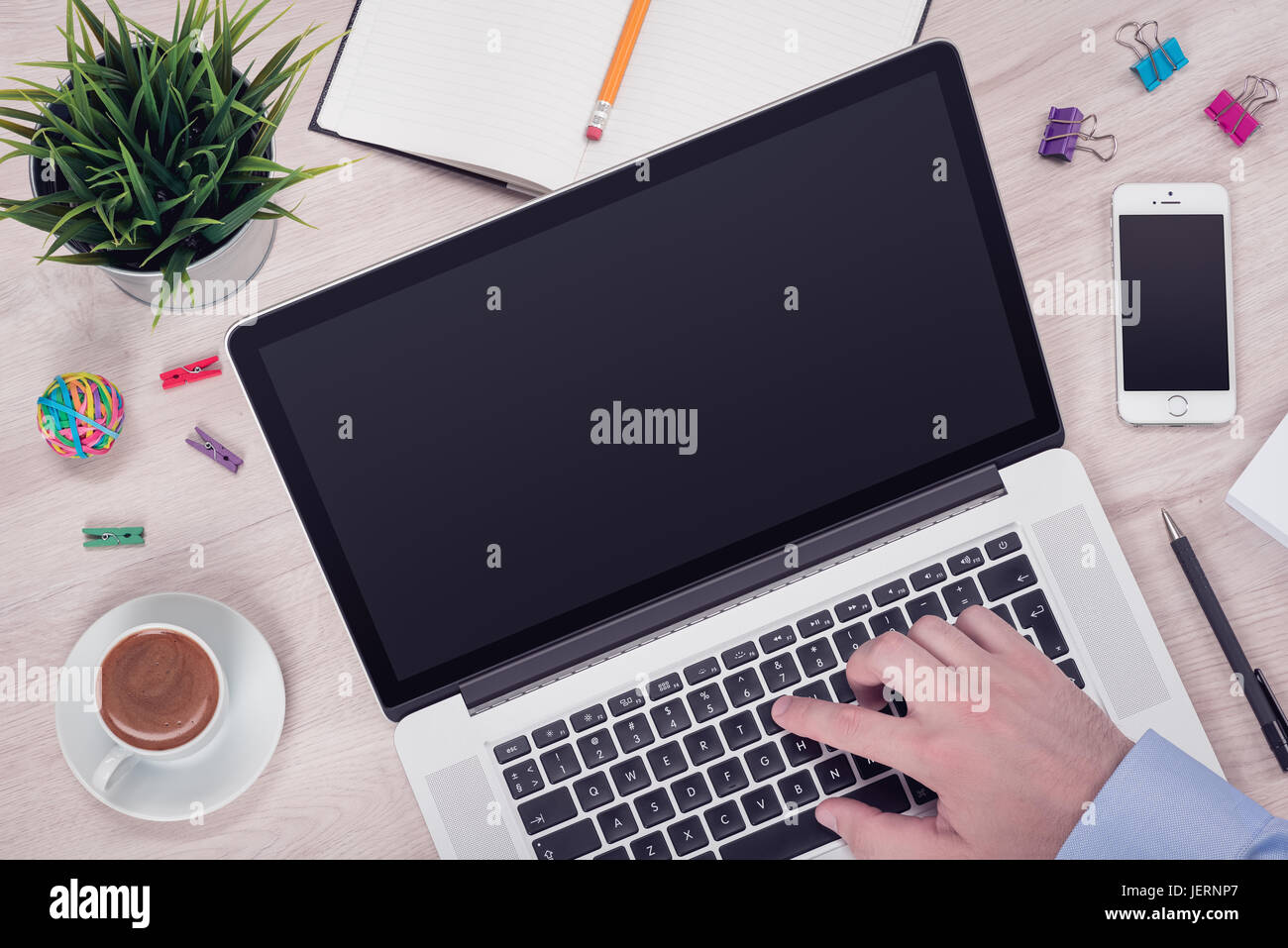 Lieu de travail avec un ordinateur portable sur le bureau bureau avec mans part sur clavier vue supérieure Banque D'Images