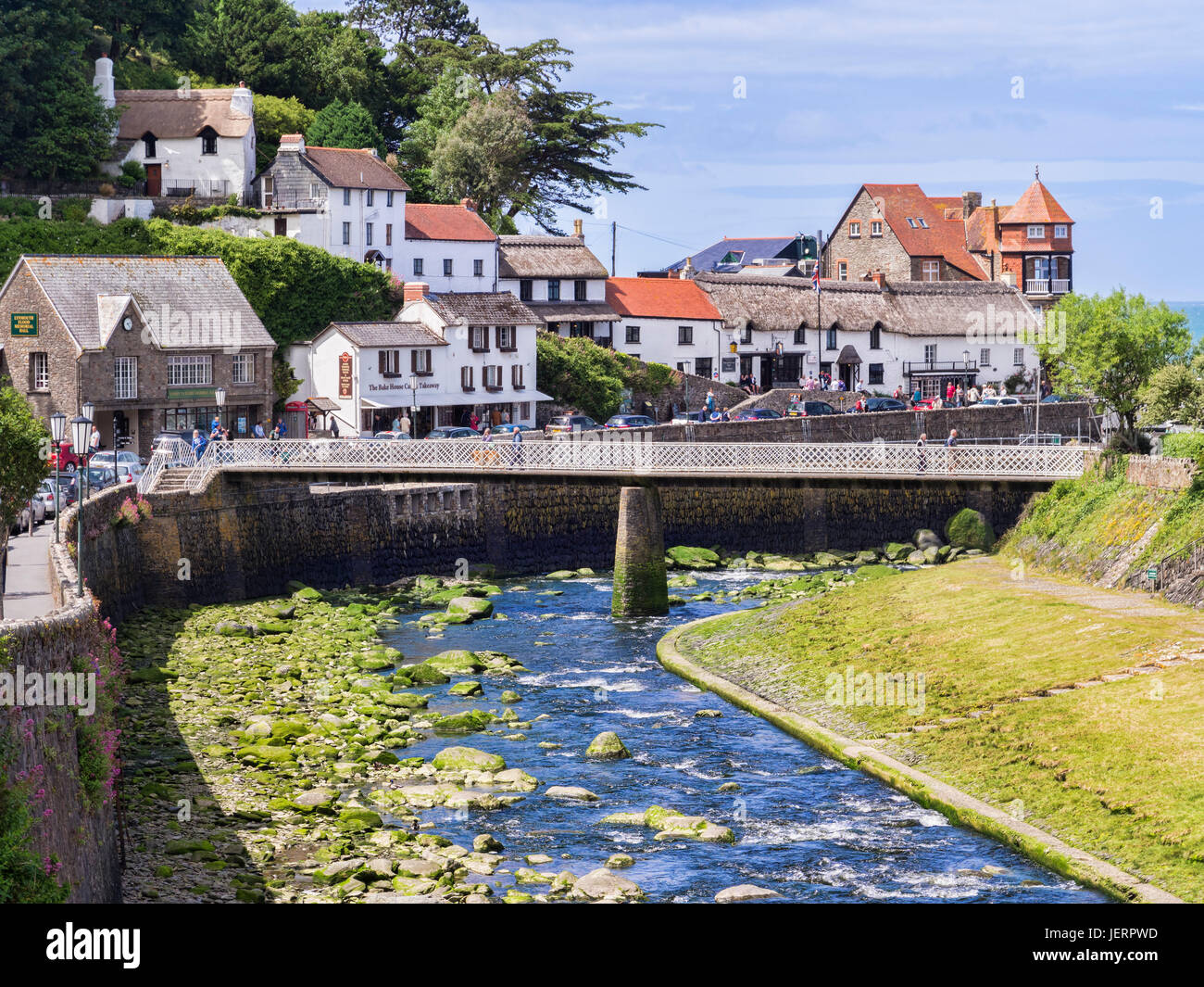 12 Juin 2017 : Lynmouth, Devon, England, UK - une vue sur la rivière Lyn et de Mars Hill sur une journée ensoleillée à Lynmouth, North Devon, England, UK. Banque D'Images